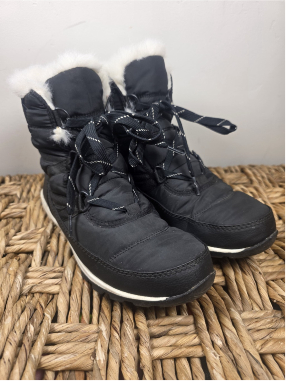 Sorel Whitney Short Lace Women’s Waterproof Winter Snow Boots Sz 8.5 Black Fur